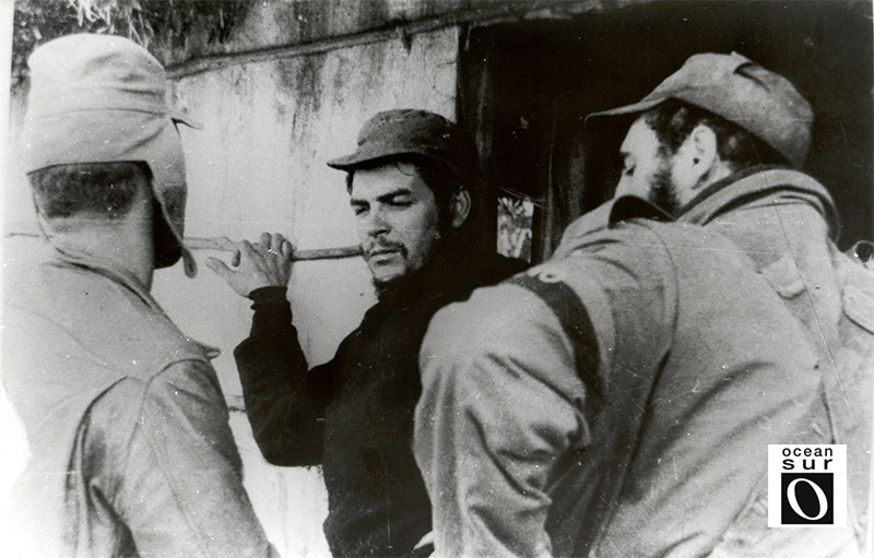 Fidel conversa con el Che y el capitán Evelio Laferté, principios de 1958, La Mesa