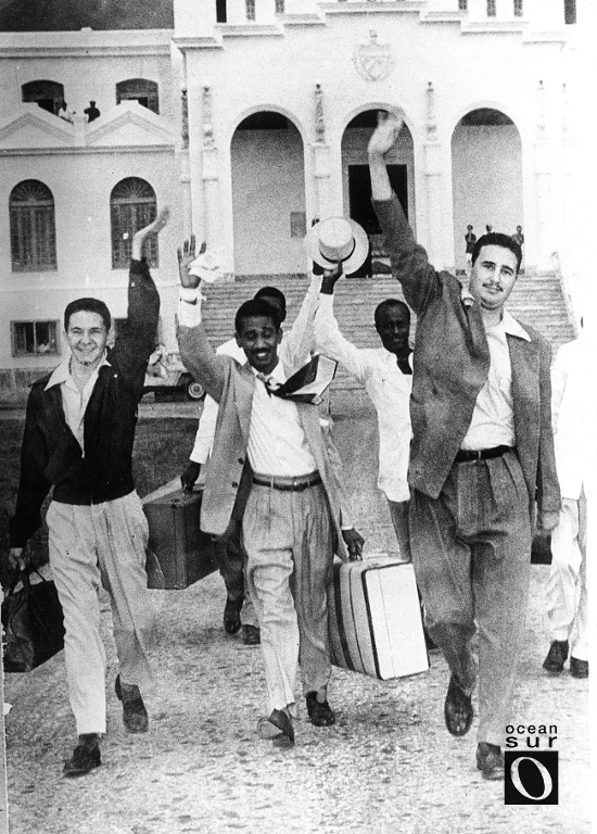 Raúl Castro, Juan Almeida y Fidel Castro saliendo de la prisión el 15 de mayo de 1955