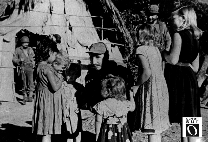 En un alto de la guerra, el Comandante recibe a niñas campesinas que fueron a saludarlo.