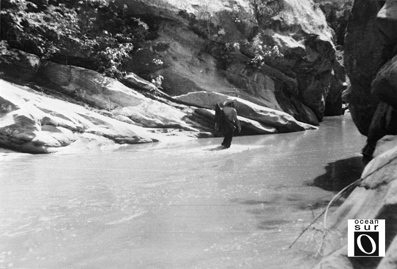 Guerrillero cruzando un río