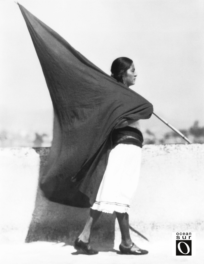 Tina Modotti. Mujer con bandera