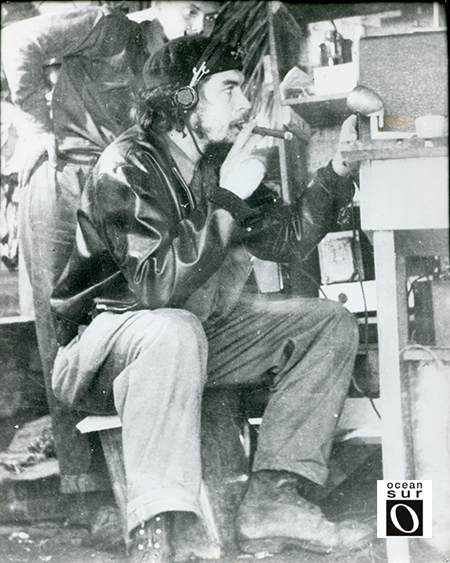 Che Guevara hablando por una radio