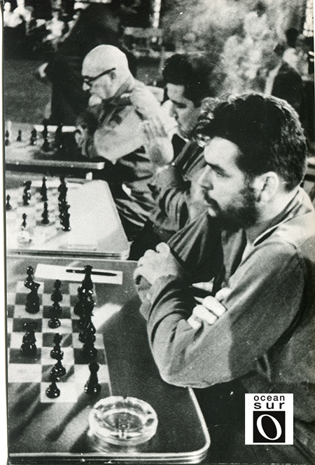 Che Guevara en una partida de ajedrez