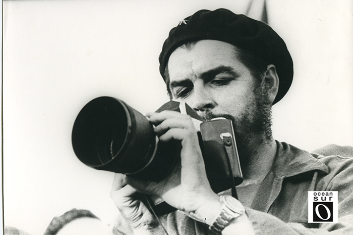 Che Guevara con camara en la mano