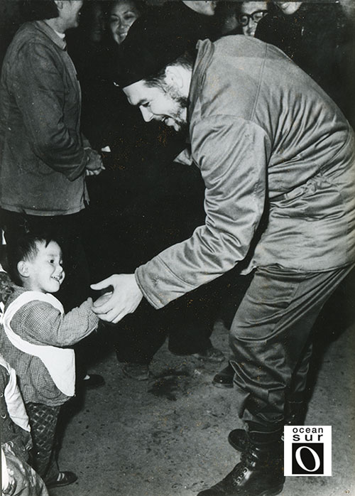 Che Guevara con un niño