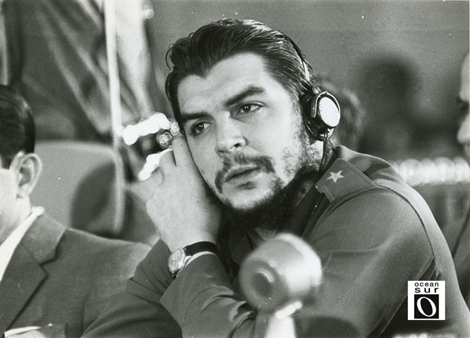 Che Guevara escuchando el discurso del delegado de Brazil