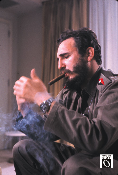 Fidel Castro fumando