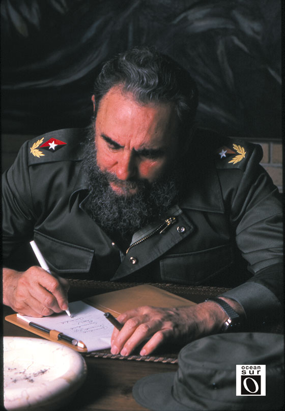 Fidel Castro escribiendo