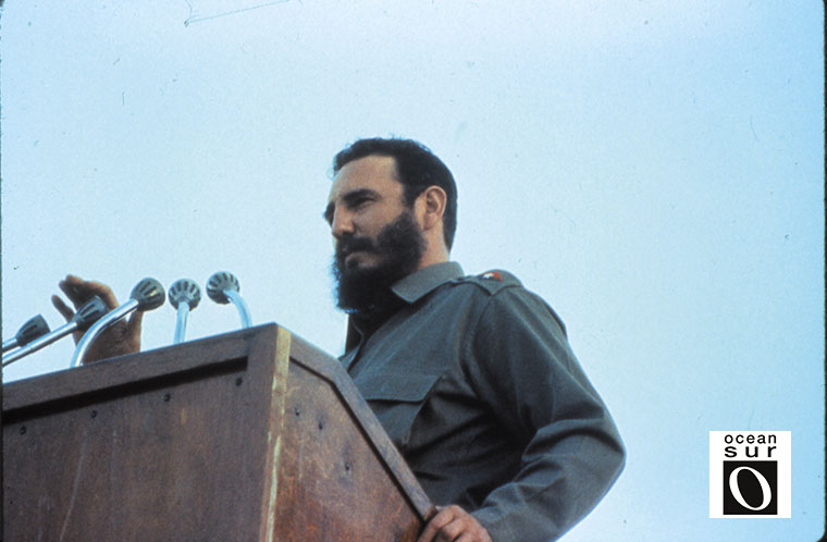 Fidel Castro ante una tarima