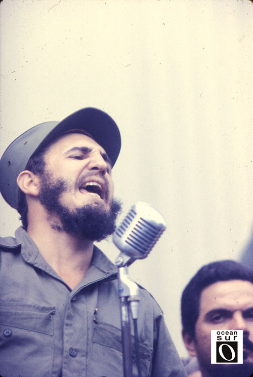 Fidel Castro hablando por micro