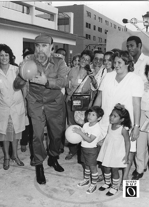 Fidel Castro con una pelota de niño