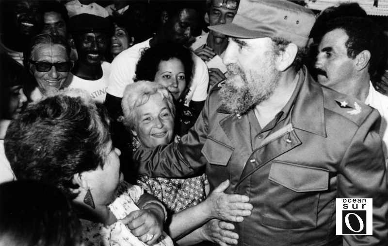 Fidel Castro rodeado de federadas