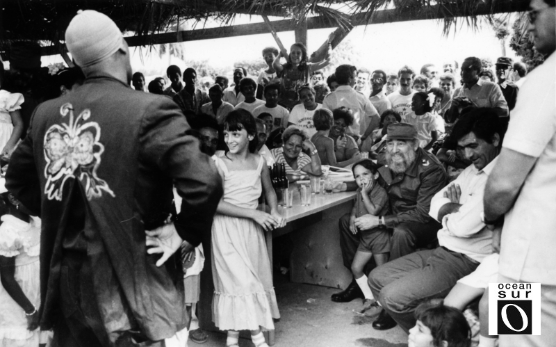 Fidel Castro con gente de pueblo