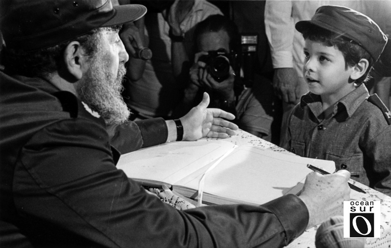 Fidel Castro conversando con un niño