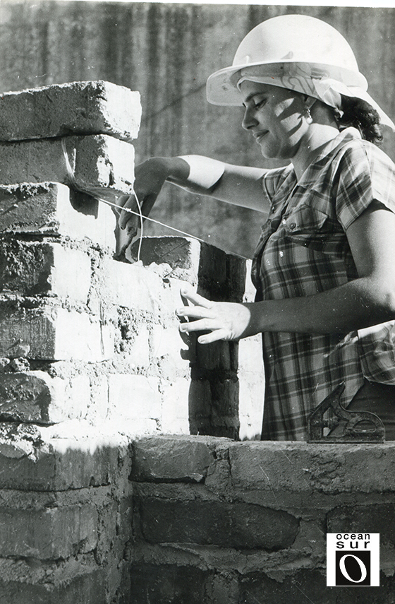 Mujer en la construccion